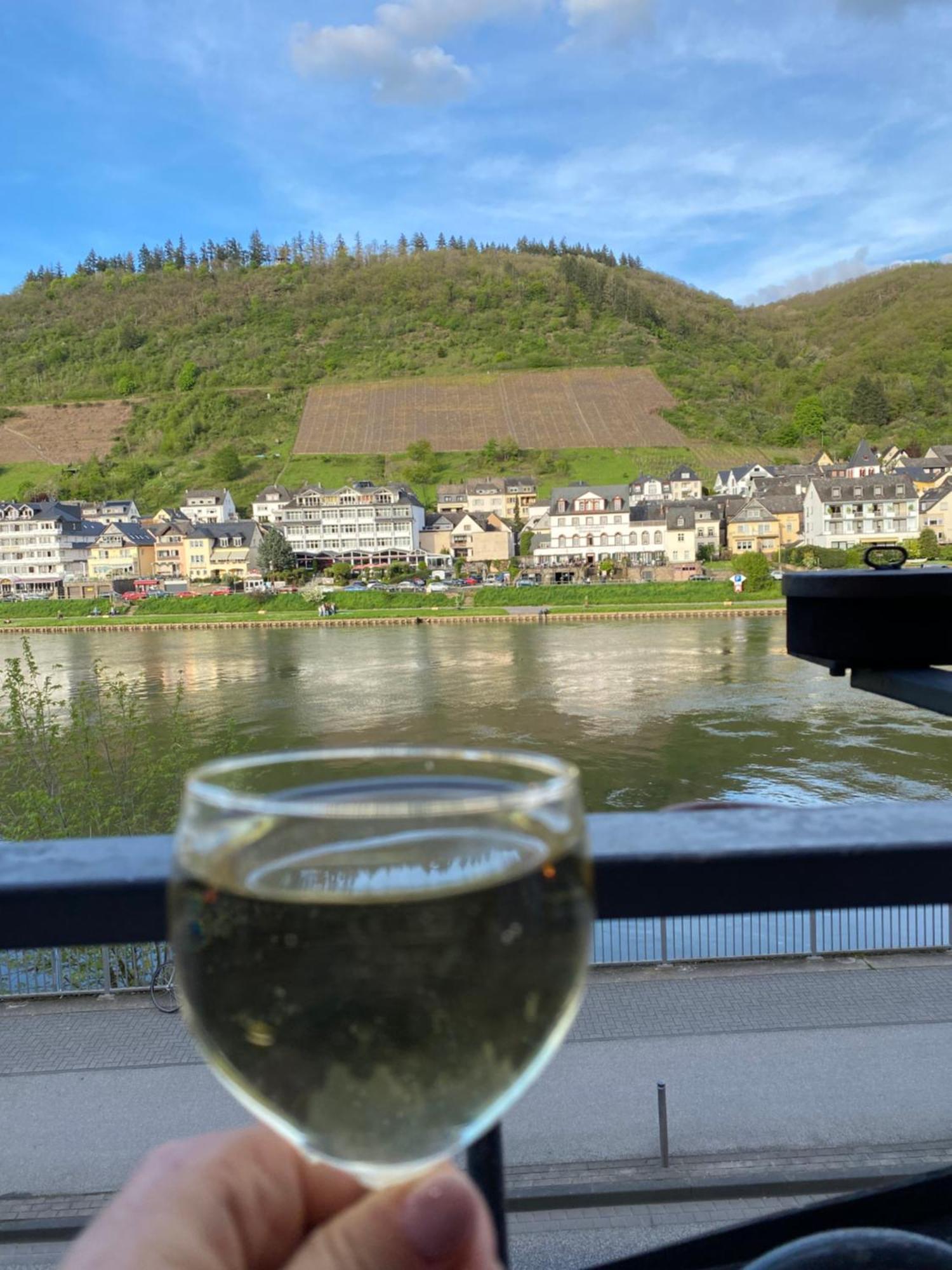 Pension Mit Moselblick Klotten Bagian luar foto